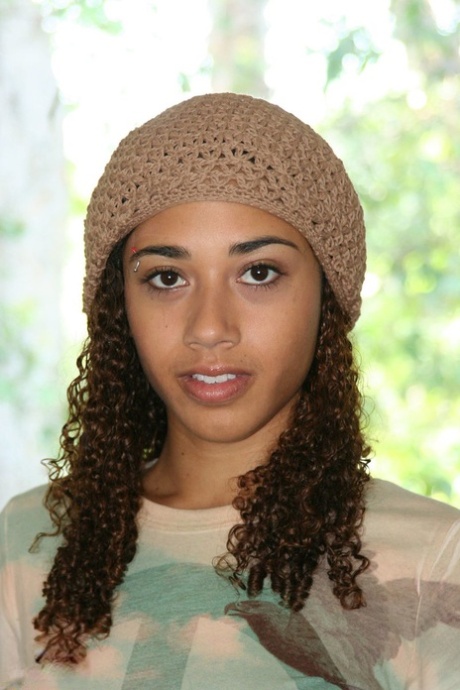 Amateur Ebony Mi Mi Allen poses in the nude while sporting a crocheted skull cap.